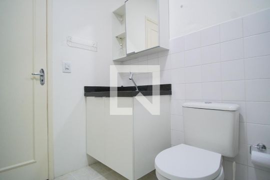 Banheiro de apartamento à venda com 1 quarto, 35m² em Floresta, Porto Alegre