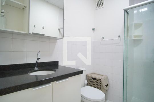Banheiro de apartamento à venda com 1 quarto, 35m² em Floresta, Porto Alegre