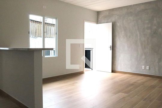 Sala de estar de casa para alugar com 2 quartos, 75m² em Vila Campo Grande, São Paulo
