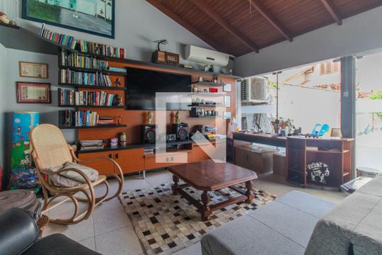 Área comum de casa à venda com 3 quartos, 250m² em Cristal, Porto Alegre