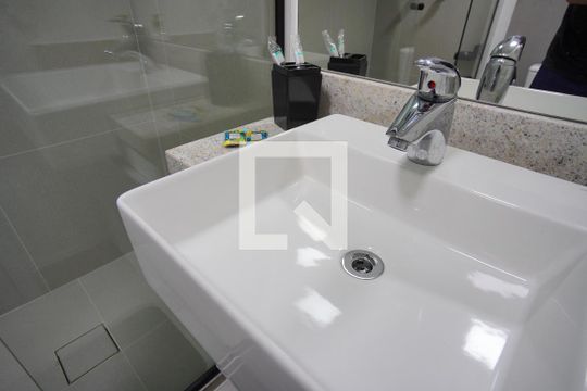 Banheiro Corredor de apartamento para alugar com 1 quarto, 25m² em Boa Vista, Porto Alegre