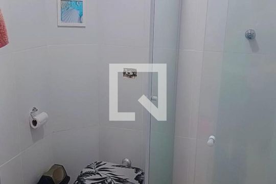 Banheiro de kitnet/studio para alugar com 1 quarto, 35m² em Canto do Forte, Praia Grande