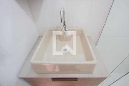 Banheiro de kitnet/studio para alugar com 1 quarto, 20m² em Vila das Belezas, São Paulo