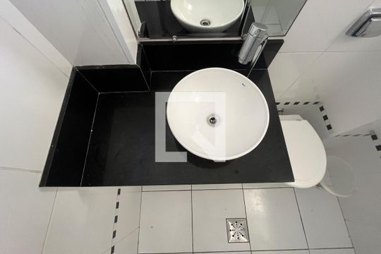 Banheiro de apartamento para alugar com 1 quarto, 25m² em José Menino, Santos