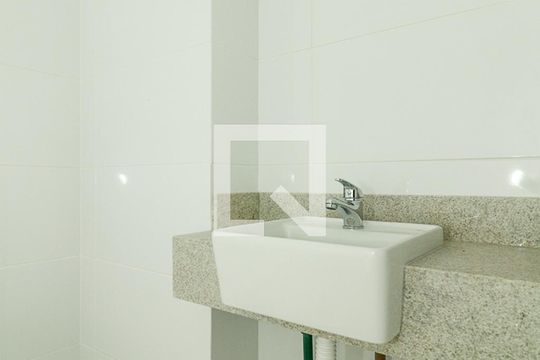 Banheiro da Suíte de apartamento à venda com 2 quartos, 51m² em Santa Cecília, Porto Alegre