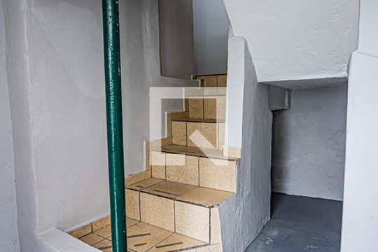Escada de casa para alugar com 1 quarto, 140m² em Jaguará, São Paulo