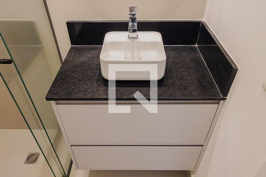 Banheiro de kitnet/studio para alugar com 1 quarto, 24m² em Pinheiros, São Paulo