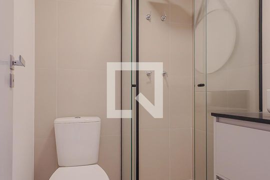 Banheiro de kitnet/studio para alugar com 1 quarto, 24m² em Pinheiros, São Paulo