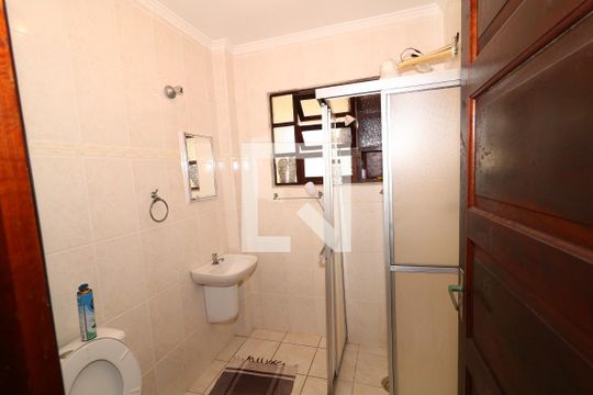 Banheiro de apartamento para alugar com 2 quartos, 80m² em Canto do Forte, Praia Grande