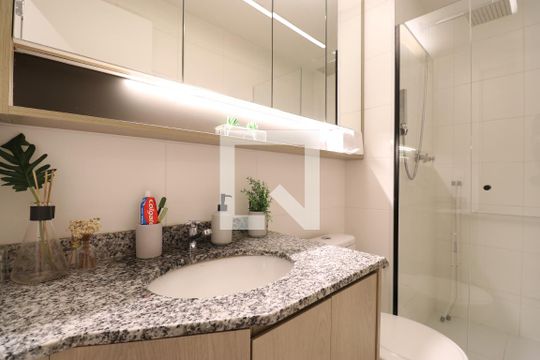 Banheiro de serviço de apartamento à venda com 3 quartos, 64m² em Água Branca, São Paulo