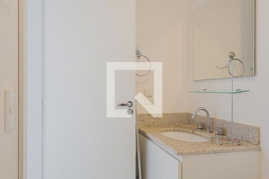 Banheiro de kitnet/studio à venda com 1 quarto, 30m² em Alto de Pinheiros, São Paulo