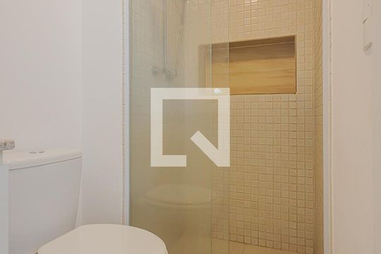 Banheiro de kitnet/studio para alugar com 1 quarto, 30m² em Alto de Pinheiros, São Paulo