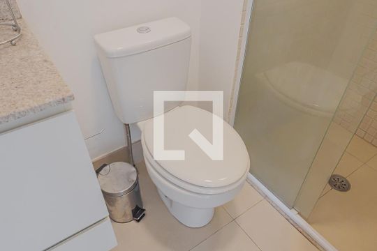 Banheiro de kitnet/studio para alugar com 1 quarto, 30m² em Alto de Pinheiros, São Paulo