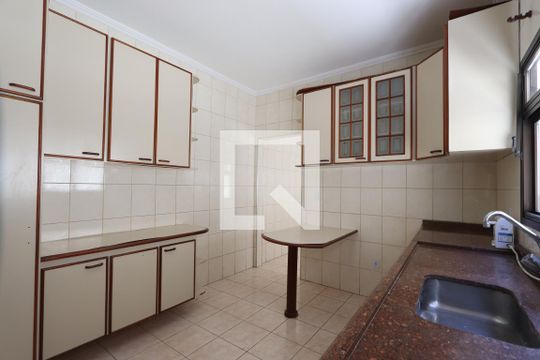 Cozinha de casa à venda com 3 quartos, 205m² em Jardim Cotiana, São Paulo