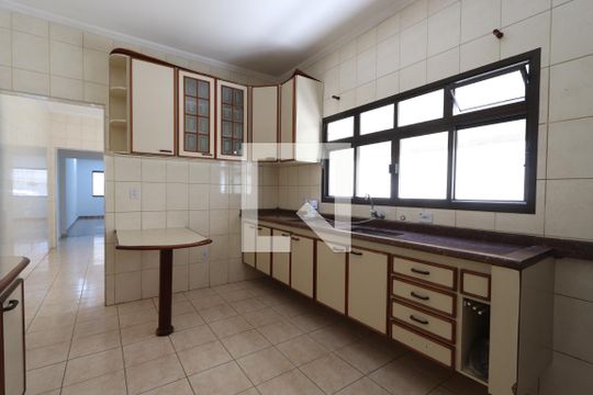 Cozinha de casa à venda com 3 quartos, 205m² em Jardim Cotiana, São Paulo