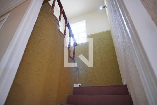 Escada - Segundo Andar de casa à venda com 5 quartos, 188m² em Sarandi, Porto Alegre