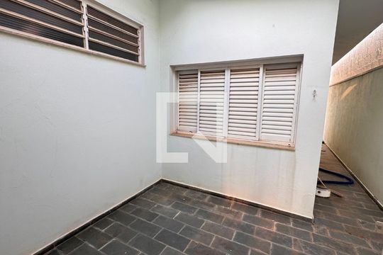 Área externa de casa à venda com 3 quartos, 252m² em Jardim do Trevo, Campinas
