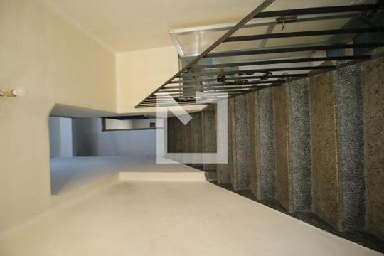 Escada de acesso 2º piso de casa à venda com 4 quartos, 360m² em Penha, Rio de Janeiro