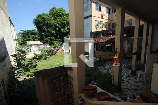 Quintal fundos de casa à venda com 4 quartos, 360m² em Penha, Rio de Janeiro