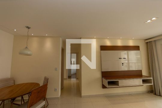 Sala de apartamento à venda com 2 quartos, 68m² em Jardim Tupanci, Barueri