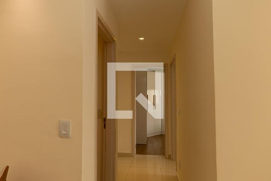 Coarredor de apartamento à venda com 2 quartos, 68m² em Jardim Tupanci, Barueri