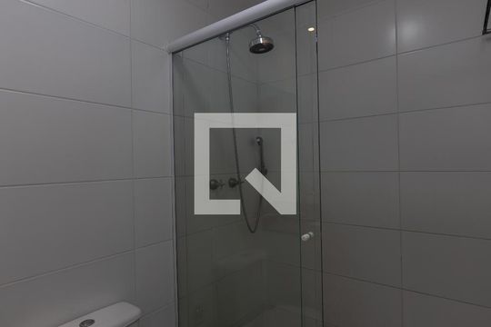 Banheiro Suite de apartamento à venda com 2 quartos, 68m² em Jardim Tupanci, Barueri