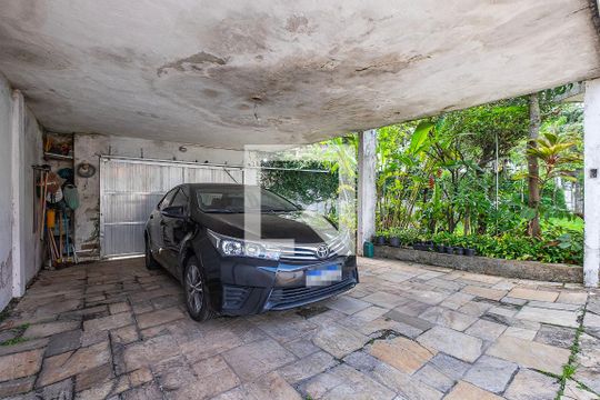 Garagem de casa para alugar com 3 quartos, 400m² em Alto de Pinheiros, São Paulo