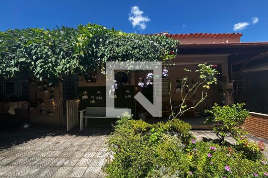 Quintal de casa à venda com 8 quartos, 350m² em São Geraldo, Belo Horizonte