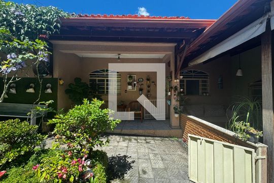 Quintal de casa à venda com 8 quartos, 350m² em São Geraldo, Belo Horizonte