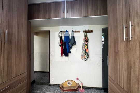 Closet - Quarto 1 - suíte master de casa à venda com 8 quartos, 350m² em São Geraldo, Belo Horizonte