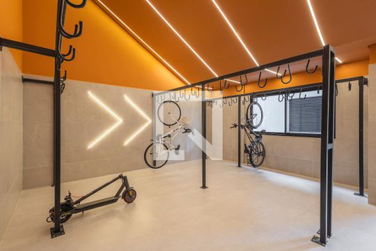 Bicicletário de kitnet/studio à venda com 1 quarto, 25m² em Pinheiros, São Paulo
