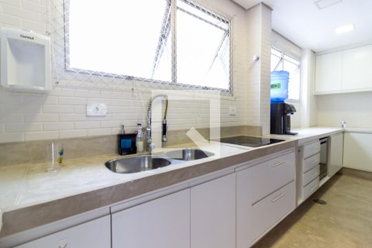 Cozinha e Área de Serviço de apartamento para alugar com 2 quartos, 104m² em Cerqueira César, São Paulo