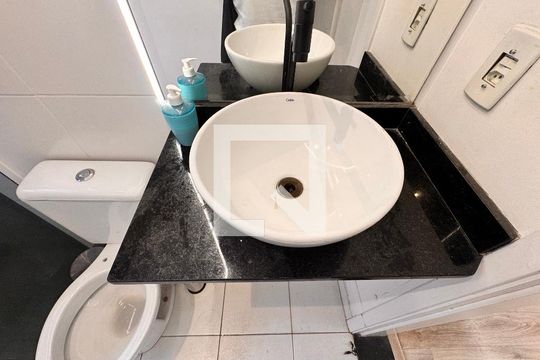 Banheiro de apartamento à venda com 2 quartos, 50m² em Parque Sao Vicente, Santo André