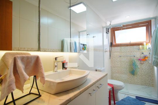 Banheiro Corredor de apartamento à venda com 3 quartos, 186m² em Petrópolis, Porto Alegre