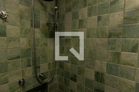 Banheiro social de apartamento à venda com 2 quartos, 66m² em Empresarial 18 do Forte, Barueri