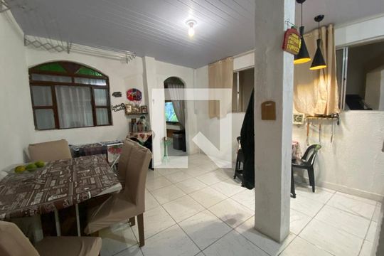 Sala 5 de casa à venda com 8 quartos, 136m² em Regina, Contagem