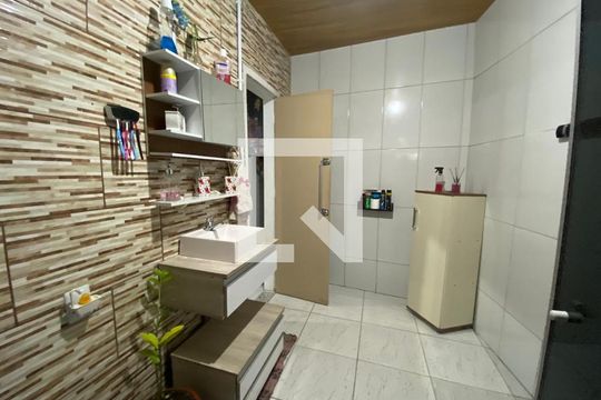 Banheiro 4 de casa à venda com 8 quartos, 136m² em Regina, Contagem