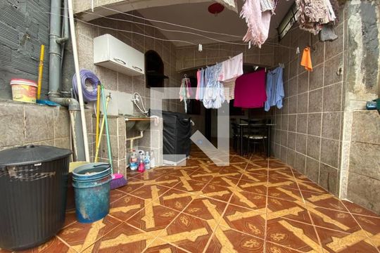 Área de Serviço de casa à venda com 8 quartos, 136m² em Regina, Contagem