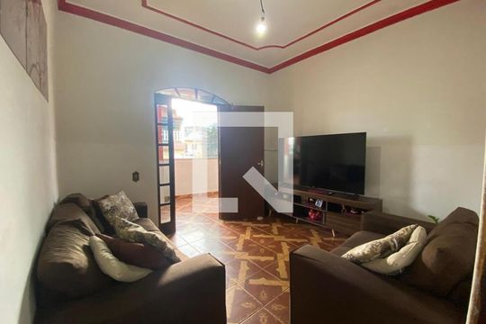 Casa à venda com 8 quartos, 136m² em Regina, Contagem