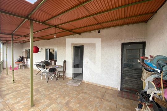 Área comum de casa à venda com 8 quartos, 136m² em Regina, Contagem