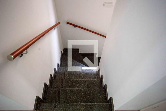 Escada de casa à venda com 3 quartos, 183m² em Dos Casa, São Bernardo do Campo