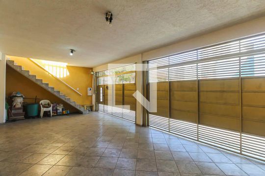 Garagem de casa à venda com 4 quartos, 200m² em Jardim Santa Teresinha, São Paulo