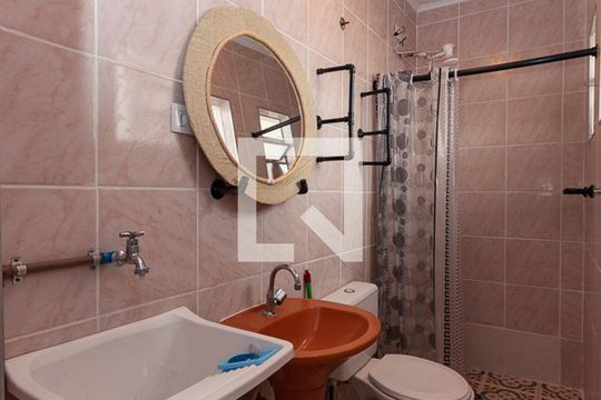 Banheiro Social de kitnet/studio para alugar com 1 quarto, 25m² em Parque Residencial da Lapa, São Paulo