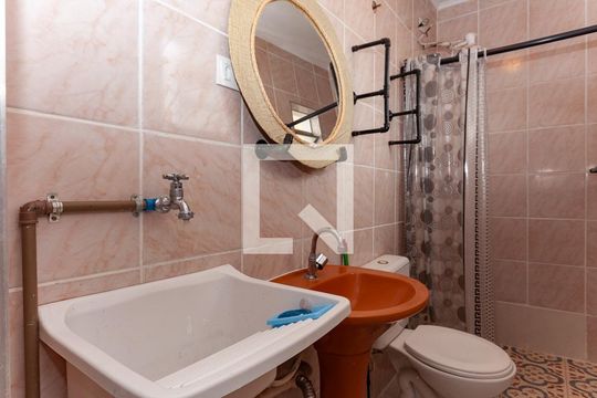 Banheiro Social de kitnet/studio para alugar com 1 quarto, 25m² em Parque Residencial da Lapa, São Paulo