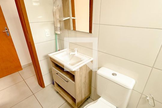 Banheiro de kitnet/studio para alugar com 1 quarto, 40m² em Daniela, Florianópolis