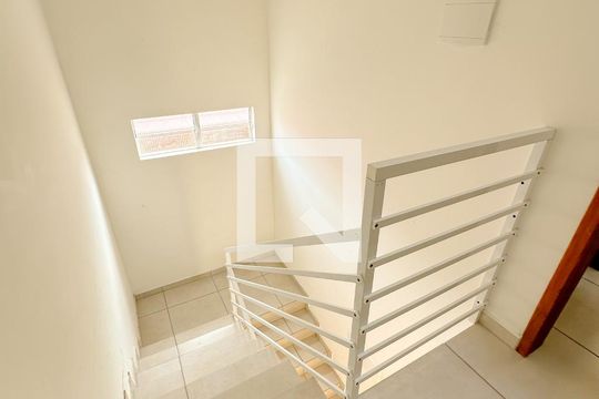 Área comum - Escada de kitnet/studio para alugar com 1 quarto, 40m² em Daniela, Florianópolis