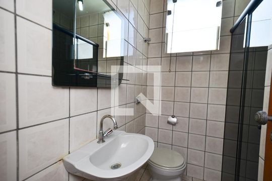 Banheiro social de apartamento para alugar com 3 quartos, 70m² em Santa Cruz, Belo Horizonte