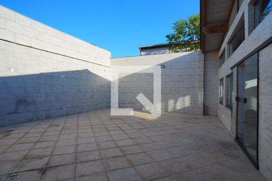 Quintal - Fundos de casa para alugar com 3 quartos, 220m² em Parque Santa Fé, Porto Alegre