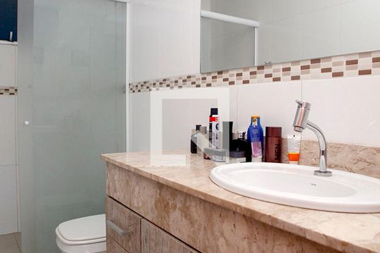 Banheiro de apartamento à venda com 1 quarto, 56m² em Floresta, Porto Alegre
