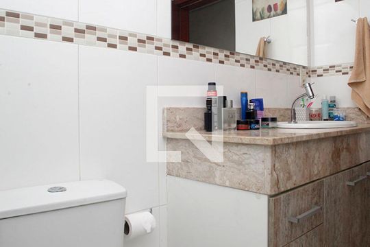 Banheiro de apartamento à venda com 1 quarto, 56m² em Floresta, Porto Alegre
